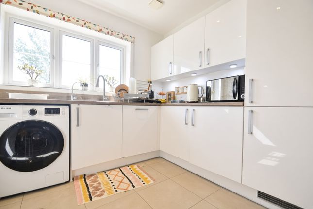 4A, Holywell Way, Staines-upon-Thames photo 2