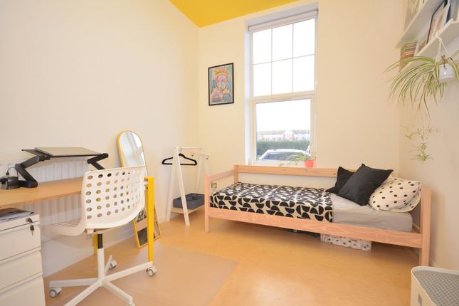 Flat for sale in First Avenue, Margate, Kent CT92Py