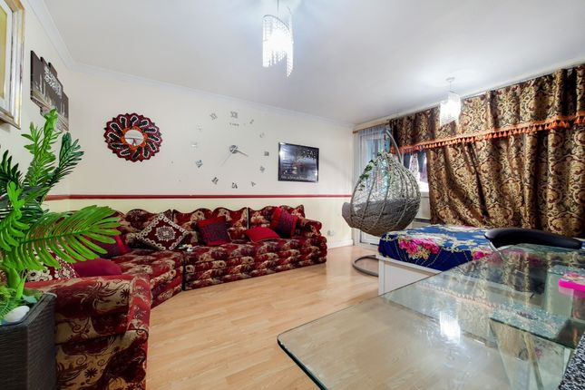 Flat for sale in Wellington Way, Bow