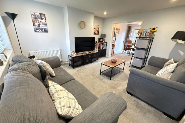 3 Cookfield Close, Dunstable, Bedfordshire photo 2