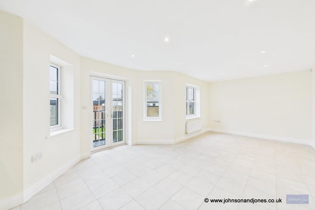 3, Kingfisher Close, Chertsey photo 4