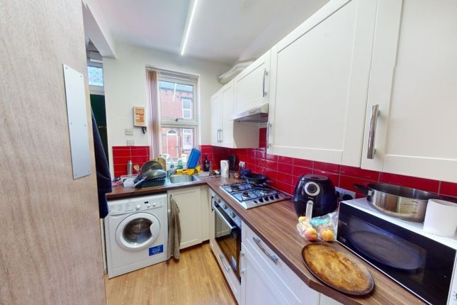 3-bed house on 14, Kelsall Place Hyde Park, Leeds, £185,000