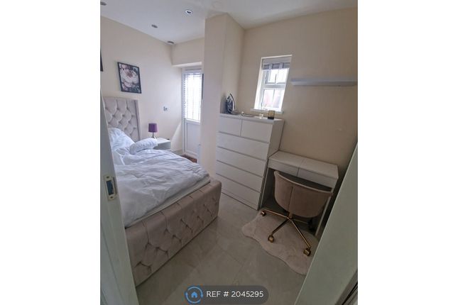 Room to rent in Northumberland Crescent, Feltham
