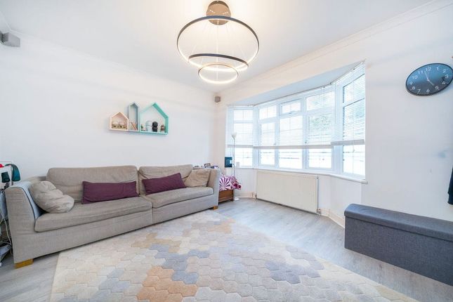 8, Leacroft Road, Iver photo 4