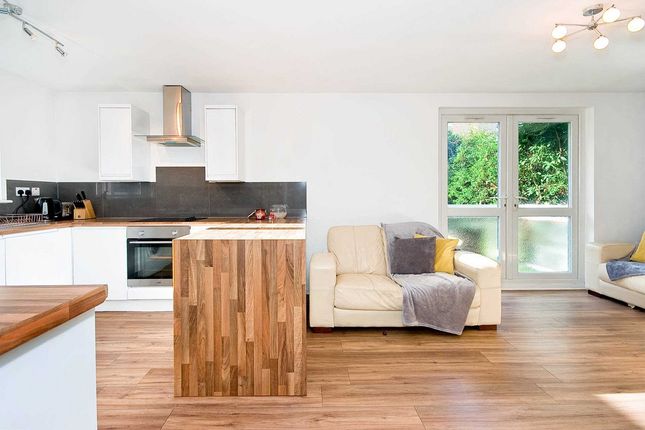 Flat Flat 6, 3, Cedar Gardens, Sutton photo 2