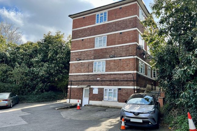 Flat 16 Oakfield Court, Hendon Way, London photo 2