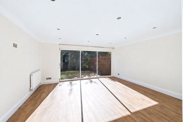 Hanger Close, Hemel Hempstead photo 3
