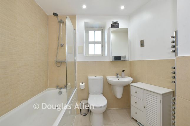 9, Churchill Avenue, Basildon photo 4
