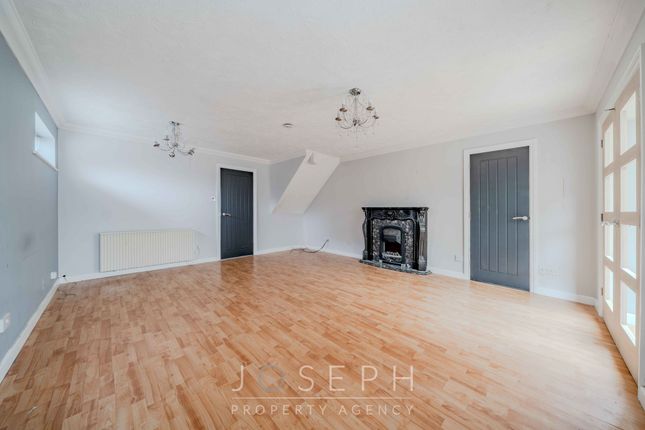 62 Lower Harlings, Ipswich photo 4