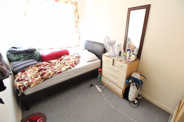 End terrace house for sale in The Ridings, Luton