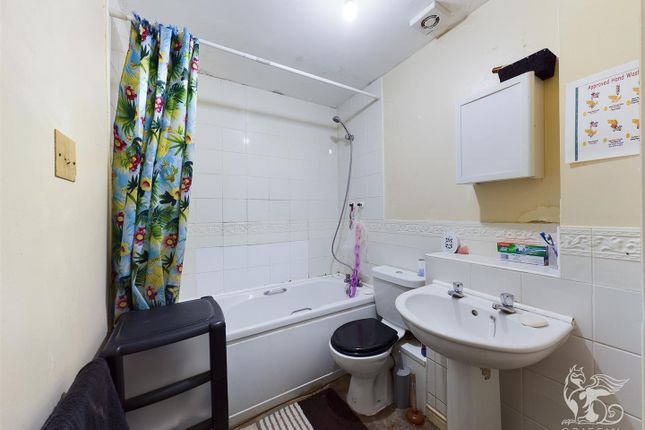 Flat for sale in Argent Street, Grays