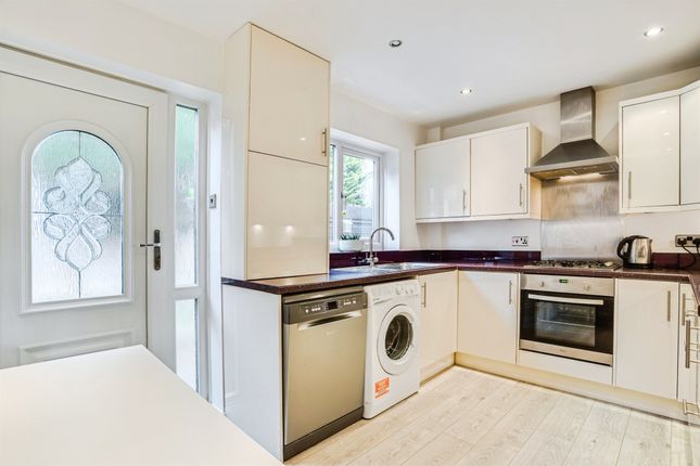 46, Fernleigh Court, WAKEFIELD photo 3