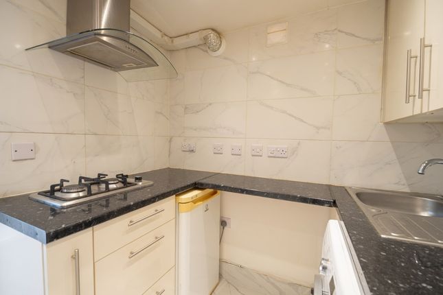 Flat 1, 2A, Gloucester Road, Feltham photo 3