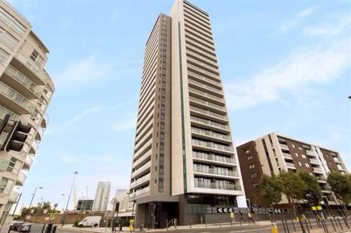 Flat to rent in Horizons Tower, Yabsley Street, London