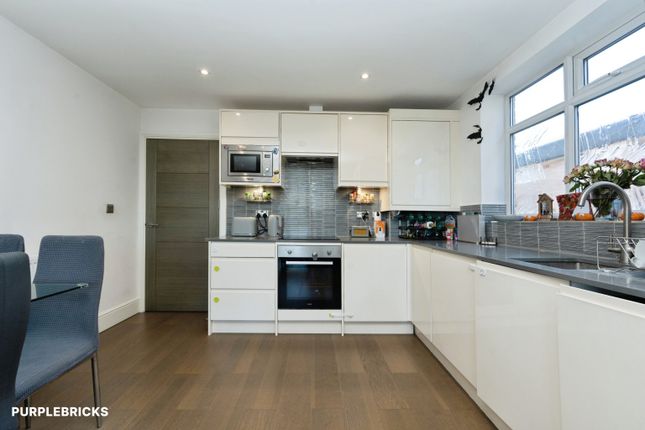 Flat 5, Magenta Lodge, Summer Close, London photo 2
