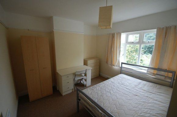 2, Dennistead Crescent, Leeds photo 4