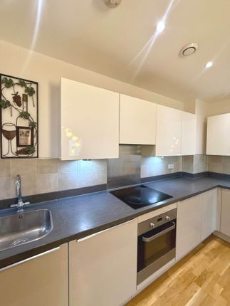 Flat-16 Regents Lodge, Porters Way, West Drayton photo 4