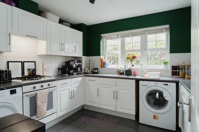 4, Water Mead, Coulsdon photo 2