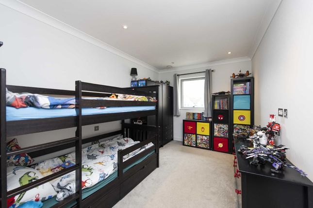 Flat for sale in Hope Close, London