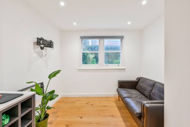 Flat to rent in Foulden Road, Stoke Newington, London