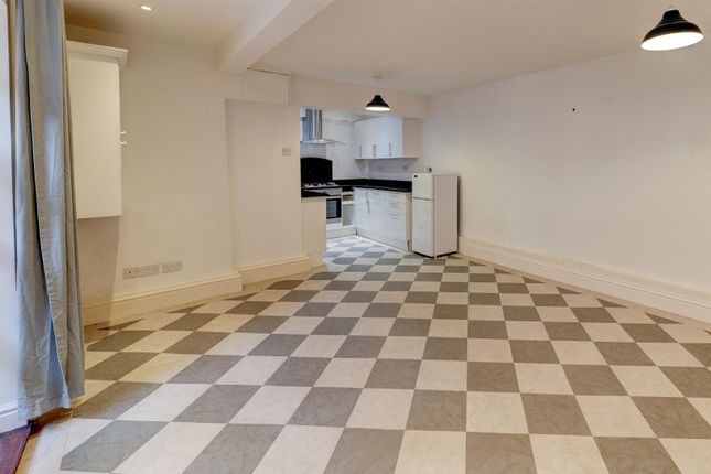 Flat 8, 35, Clarendon Square, Leamington Spa photo 3