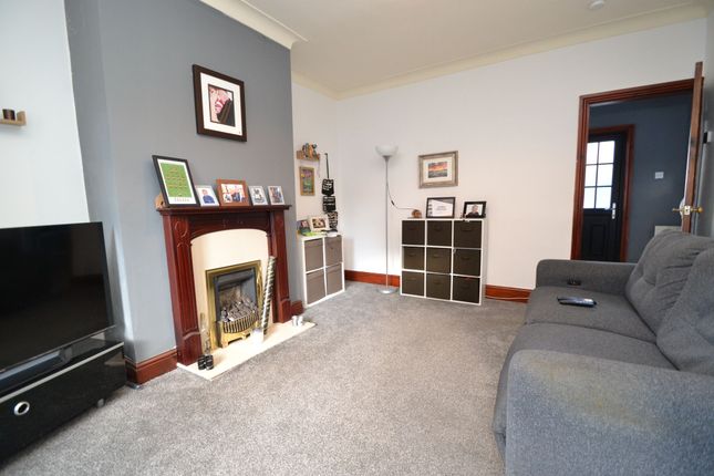11 Lynfield Mount, Windhill photo 2