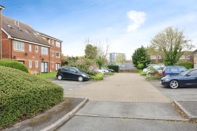 Flat for sale in Common Road, Langley, Slough