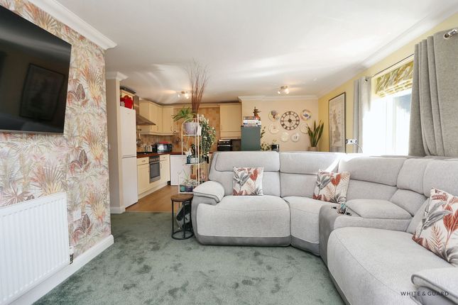 Flat 6, Yew Trees Lower Lane, Southampton photo 3