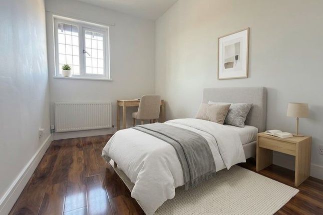 67 Templar Drive, London photo 4