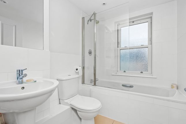 Flat to rent in Trafalgar Grove, London