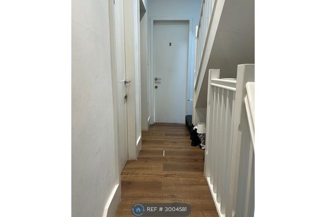 Room   Queenstown Road, London photo 5
