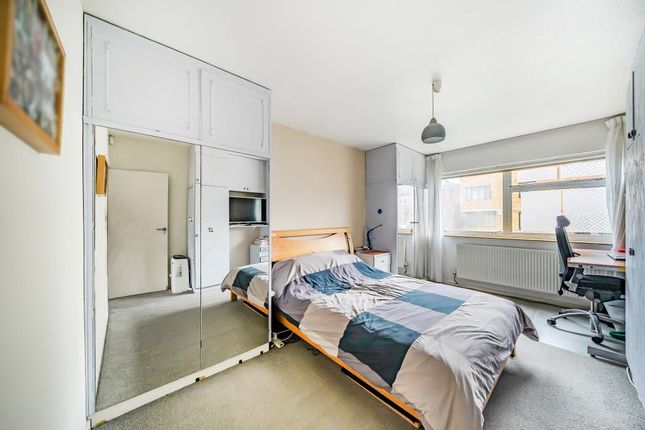 Flat for sale in Temple Close, Finchley
