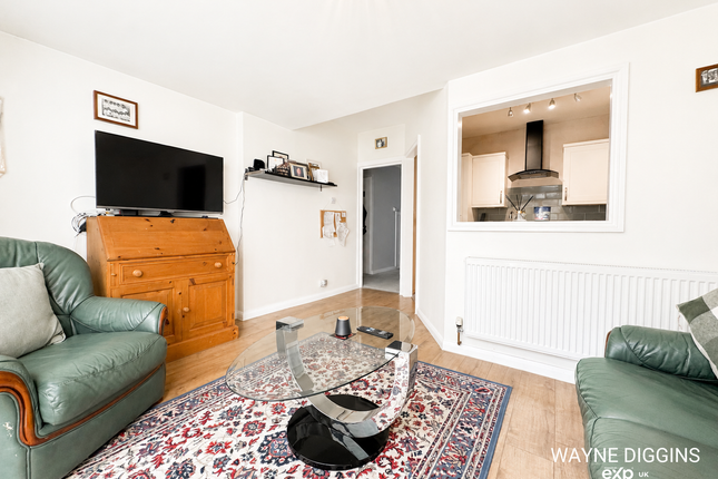 202,Flat 1, Lodge Lane, Grays photo 3
