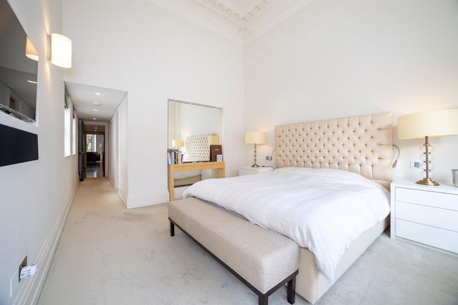 Flat for sale in Cadogan Square, London