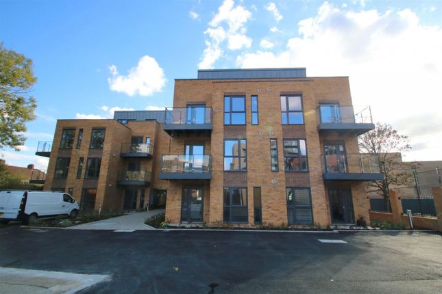 1-bed flat on 29, Dominion Court, 763 - 767, London Road, Hounslow, £310,000