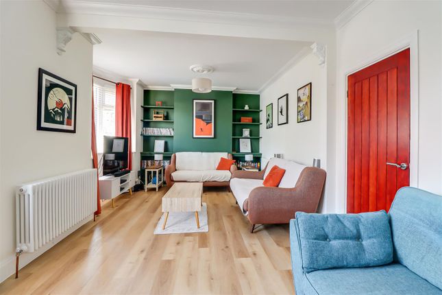 31, Sandown Avenue, Westcliff-on-Sea photo 4