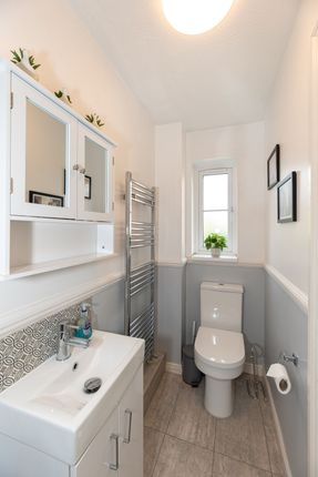 11 Woodgate Drive, London photo 3