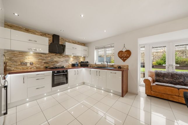 5, Black Myres Close, Bradford photo 3