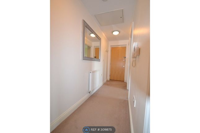 Flat, Richmond House Twickenham Close, Swindon photo 2