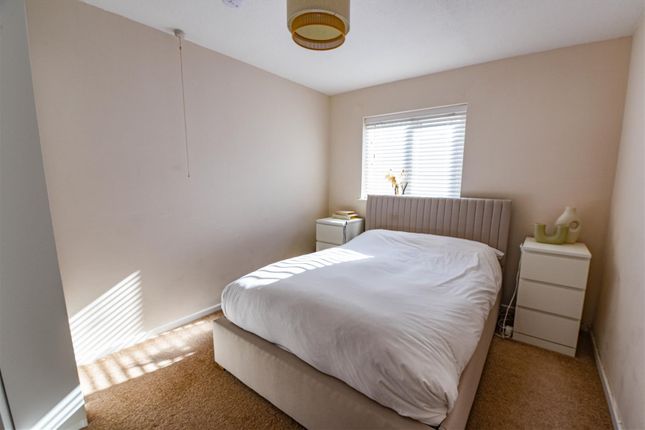 4, Reine Barnes Close, Dursley photo 4