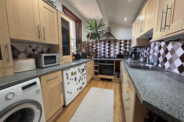 46, Reva Syke Road, Bradford photo 3
