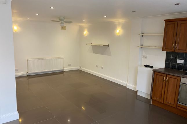Flat to rent in Hillary Road, Southall