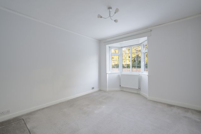18, Okehampton Close, London photo 2