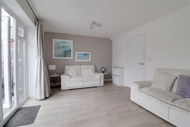 32, Charles Almond Close, Stonehouse photo 2