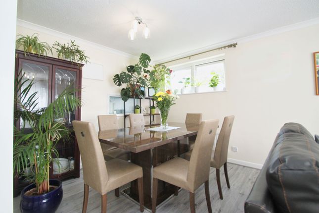 Flat for sale in Parkmore Close, Woodford Green