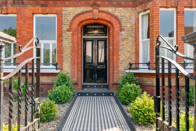37, Vicarage Road, Hampton Wick photo 2