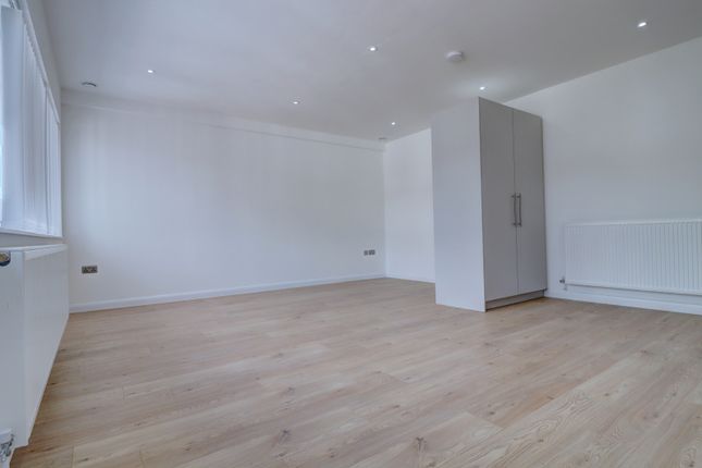 Flat 1, Swan House,, White Hart Street, Buckinghamshire photo 3