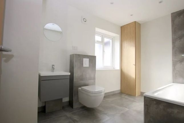 Thumbnail Flat to rent in Park Avenue North, London