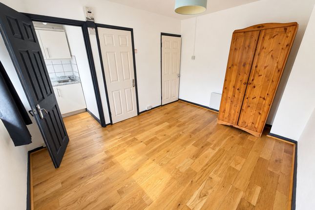 Room 3, 4 Stroud Road, Bristol photo 2