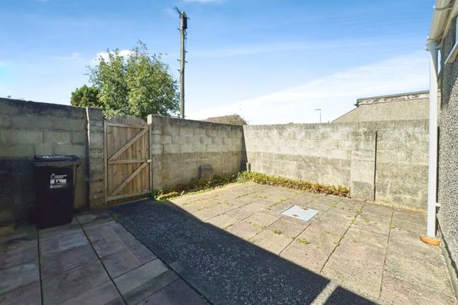 4, Charles Bassett Close, Helston photo 3
